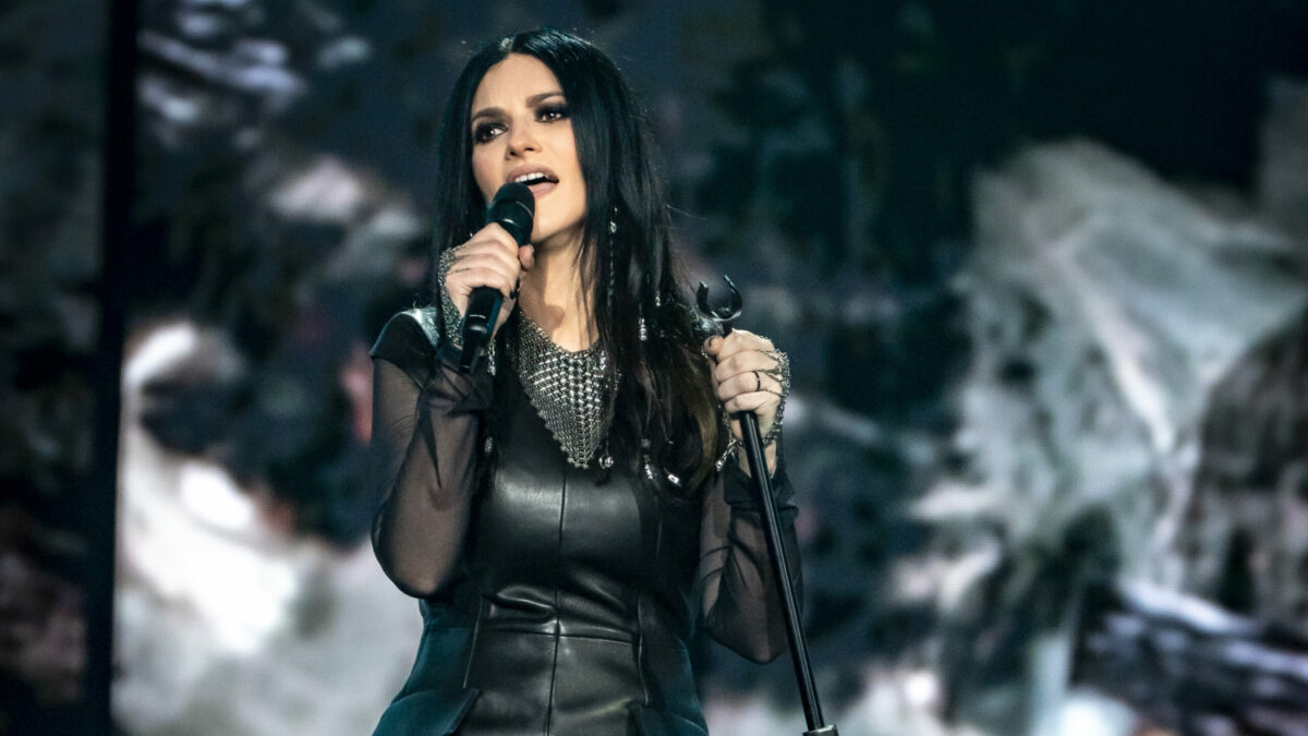 “Per fare uno show del genere a 52 anni bisogna darsi delle regole. Tutta oggi non ho parlato”: Laura Pausini si scusa con i giornalisti per aver annullato l’incontro