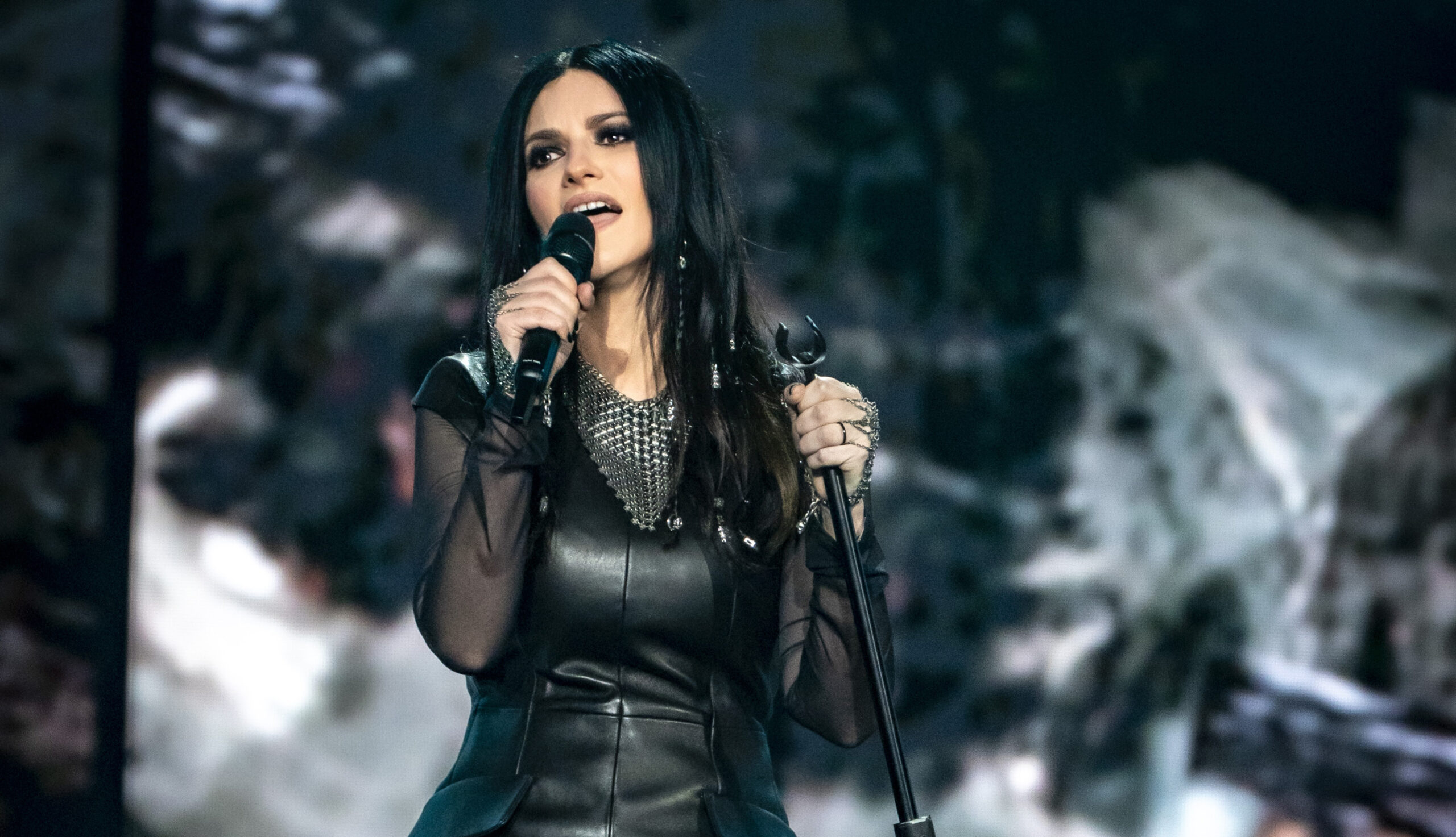 “Per fare uno show del genere a 52 anni bisogna darsi delle regole. Tutta oggi non ho parlato”: Laura Pausini si scusa con i giornalisti per aver annullato l’incontro