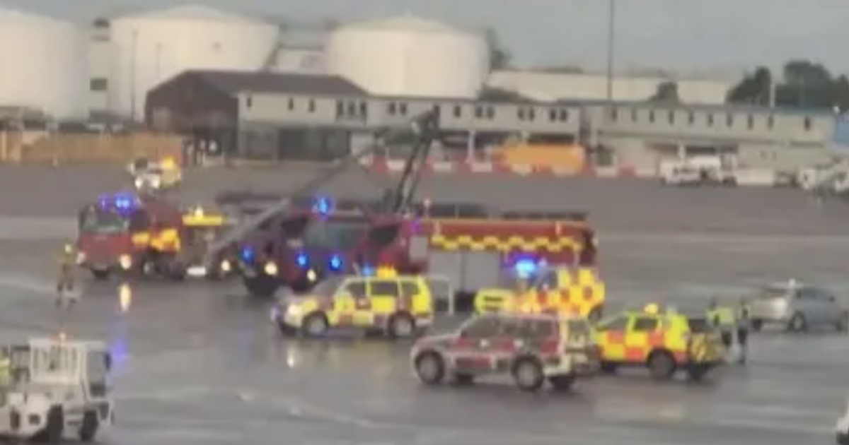 ci siamo scontrati sulla pista aereo easyjet pronto al decollo si schianta contro un veicolo da traino scatta la procedura d8217emergenza