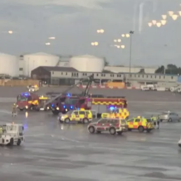 “Ci siamo scontrati sulla pista”: aereo Easyjet pronto al decollo si schianta contro un veicolo da traino, scatta la procedura d’emergenza