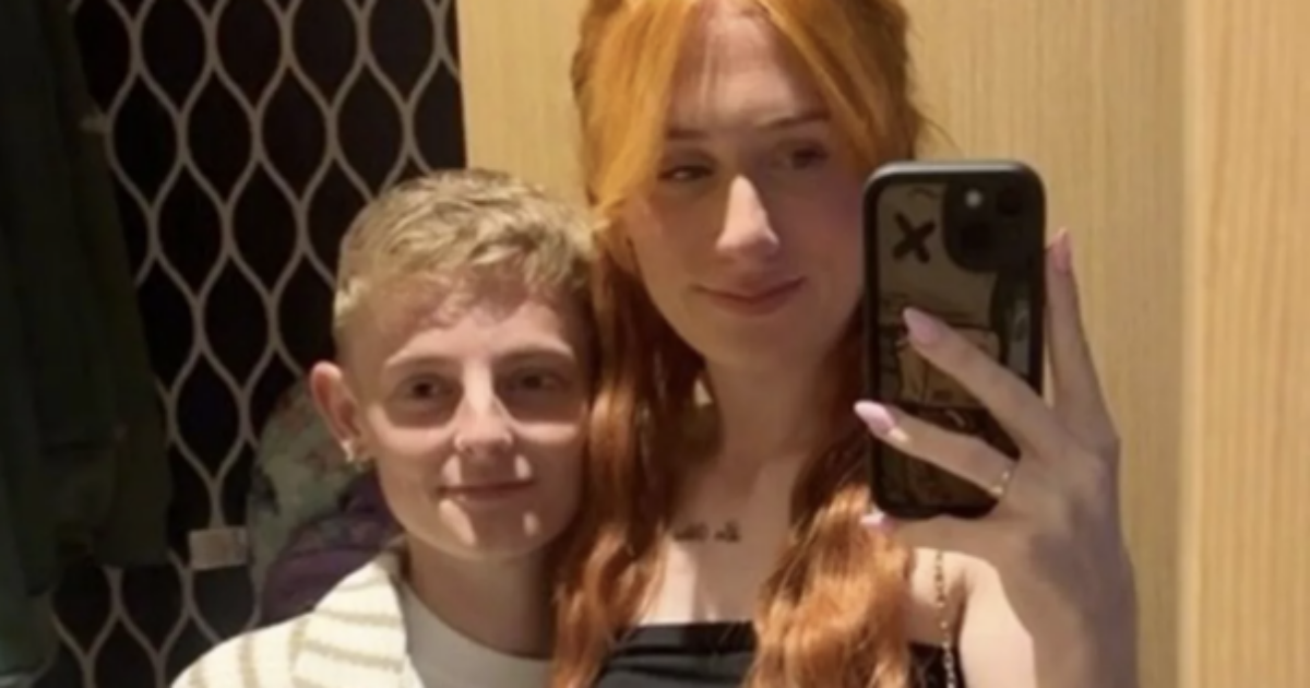 “Io e la mia compagna abbiamo solo due anni di differenza ma tutti la scambiano per mio figlio a causa del suo aspetto, è vergognoso”: la storia di Millie e Chelsea