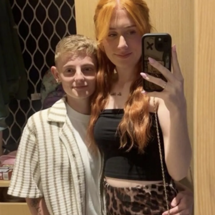 “Io e la mia compagna abbiamo solo due anni di differenza ma tutti la scambiano per mio figlio a causa del suo aspetto, è vergognoso”: la storia di Millie e Chelsea