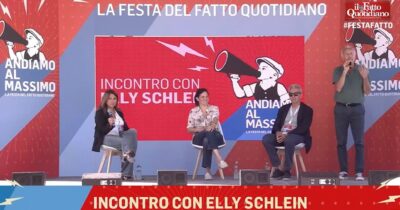 Copertina di Alla Festa del Fatto Schlein parla di Ucraina e partono i fischi, Travaglio li interrompe: “Ora parla lei, rispettiamola”