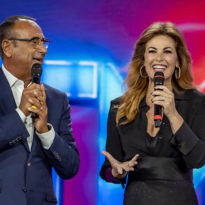 Carlo Conti pacifista ai Tim Music Awards 2025: “Stavo vedendo volare un drone che fa le immagini, questi sono gli unici droni che piacciono a tutti noi”