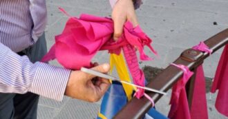 Copertina di Consigliere di Forza Italia taglia i fazzoletti simbolo contro i femminicidi. Cgil: “Gesto che fa eco alla violenza maschile”