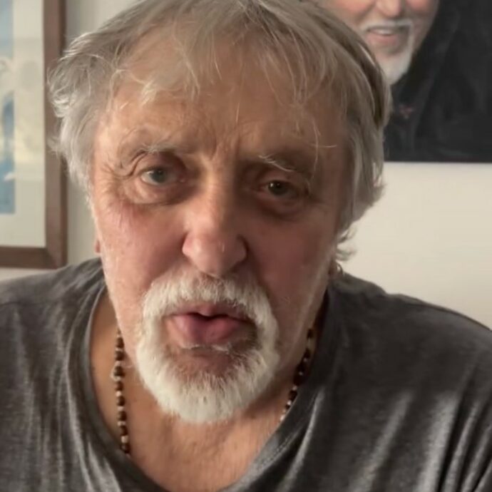 “Hanno scritto quattro volte che sono morto, è spuntato pure un necrologio. C’era la mia foto accanto agli angioletti”: la rabbia di Maurizio Mattioli per le fake news sulla sua morte