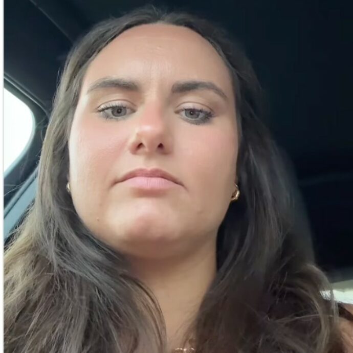 “Mio padre ha appena inviato tutte le foto del mio abito da sposa al mio futuro marito, sono disperata”: il dramma di Melinda è virale