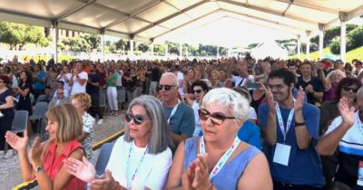 Copertina di Standing ovation per Francesca Albanese alla Festa del Fatto Quotidiano: la relatrice Onu accolta da un lungo applauso