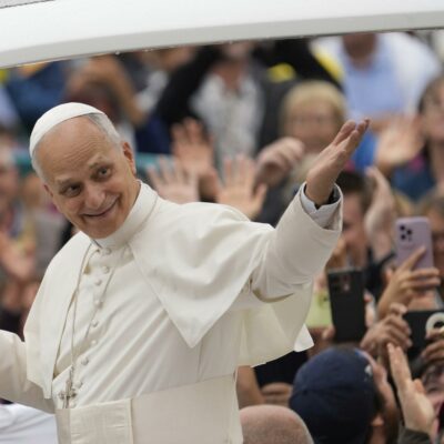 Copertina di Il Papa e la pace: “Unica via, la gente si svegli”. E sulle disuguaglianze: “Troppo divario tra operai e ricchi”