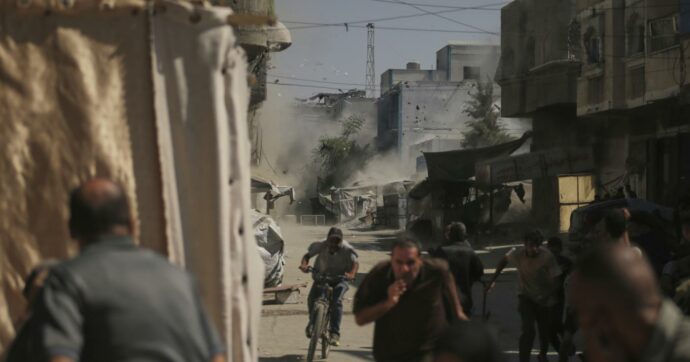 Israele schiera centinaia di carri armati per l’invasione di Gaza City. Idf: “Funzionari di Hamas in fuga”