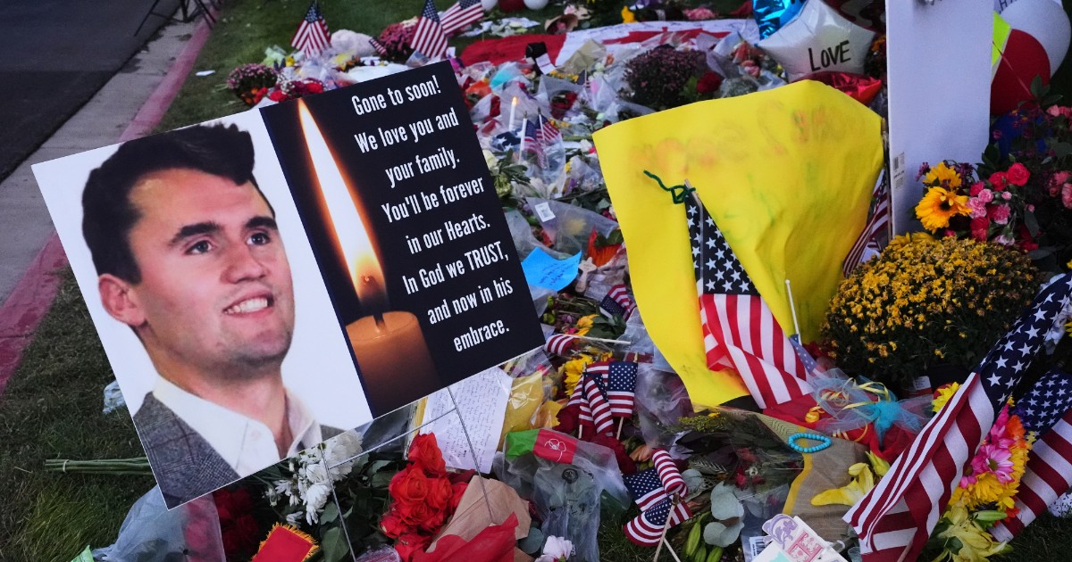 Omicidio Kirk, Fbi: “Il killer aveva una relazione con una persona trans”. Trump chiede al Congresso 58 milioni per proteggere i politici