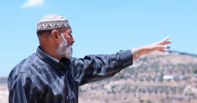 Copertina di Cisgiordania, così vivono gli agricoltori palestinesi: “La mia terra inquinata dai coloni. Sradicano gli ulivi e ci sfollano con la forza”