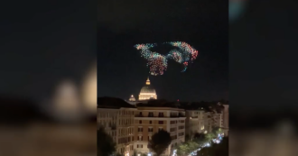 Copertina di San Pietro illuminata da tremila droni per Grace for the World: le immagini dello spettacolo