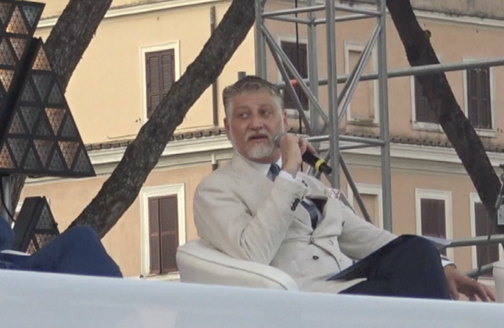 Giuli: “Ciriani e il clima da Br? Nel teatro del conflitto politico ci facciamo la faccia cattiva. Ma dialogo c’è” Giuli: “Ciriani e il clima da Br? Nel teatro del conflitto politico ci facciamo la faccia cattiva. Ma dialogo c’è”