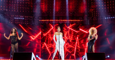 Copertina di Tim Music Awards 2025, Elodie “spettina” con meravigliose ed eleganti drag queen su Rai Uno. Un atto (doveroso) di coraggio artistico in tempi difficili