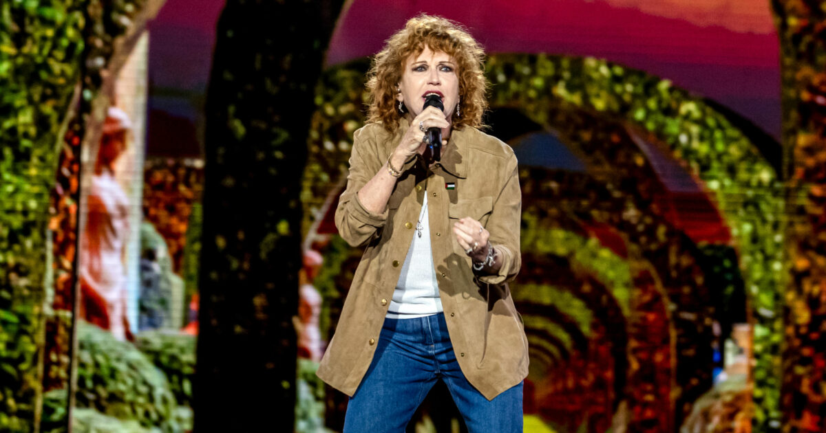 Tim Music Awards 2025, Fiorella Mannoia mostra la bandiera della Palestina: “C’è chi fa ancora la guerra, chi non conosce vergogna, chi si dimentica”