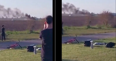 Copertina di Aereo si schianta e prende fuoco sotto gli occhi del pubblico dell’air show. Morti i due piloti – VIDEO