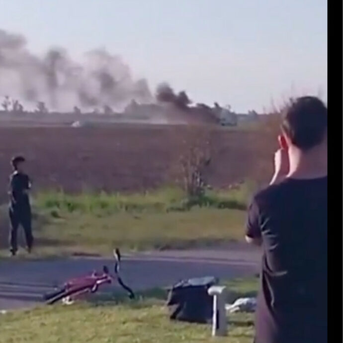 Aereo si schianta e prende fuoco sotto gli occhi del pubblico dell’air show. Morti i due piloti – VIDEO