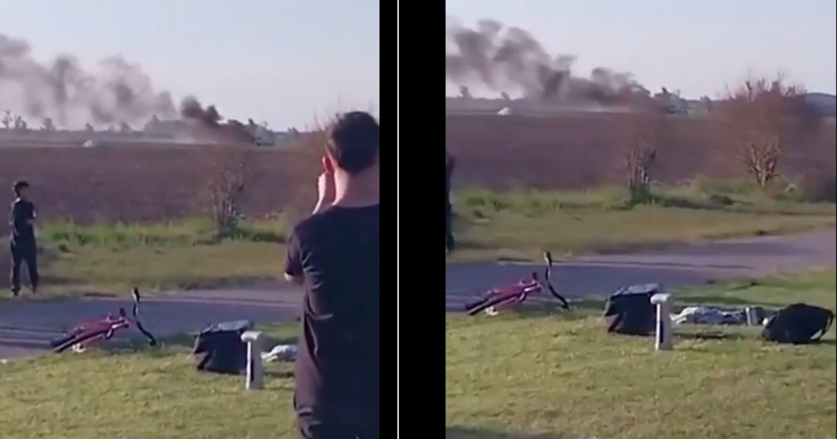 Aereo si schianta e prende fuoco sotto gli occhi del pubblico dell’air show. Morti i due piloti – VIDEO