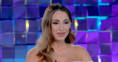 Copertina di “Sono sicura ci sia lo zampino di mia madre che non c’è più”: Anna Tatangelo incinta fa il gender reveal a Verissimo e svela il nome del bebè