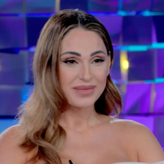 “Sono sicura ci sia lo zampino di mia madre che non c’è più”: Anna Tatangelo incinta fa il gender reveal a Verissimo e svela il nome del bebè