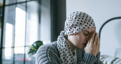 Copertina di “Sembrava un neo sul piede di mio marito, ma era un melanoma al quarto stadio. Ora ho anche io la stessa malattia”: la storia di Nélida Campos