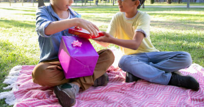 Copertina di “Mio figlio è autistico e non ha molti amici, vieni al suo compleanno?”: la mamma invita tutta la città e la risposta è incredibile