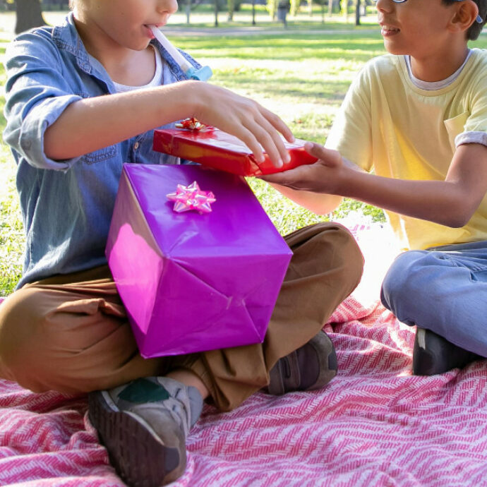 “Mio figlio è autistico e non ha molti amici, vieni al suo compleanno?”: la mamma invita tutta la città e la risposta è incredibile