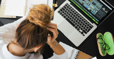 Copertina di “Il mio capo mi fa rimanere in ufficio fino a tardi perché non ho figli. Non è giusto”: lo sfogo di una donna su Reddit