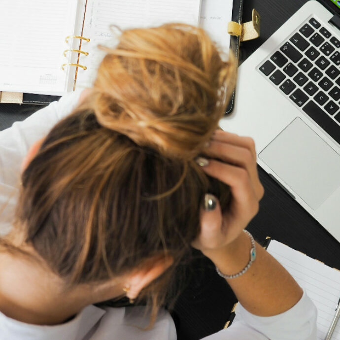 “Il mio capo mi fa rimanere in ufficio fino a tardi perché non ho figli. Non è giusto”: lo sfogo di una donna su Reddit