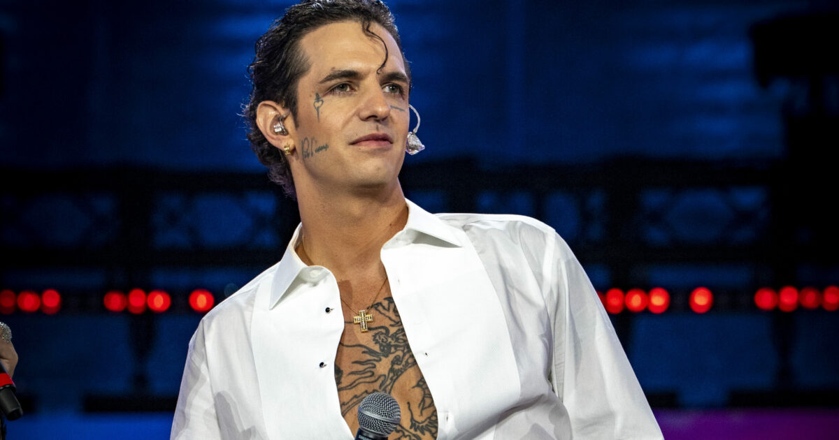 Achille Lauro: “Vivo per un amore impossibile. Come nei grandi poemi, dove l’uomo sfida qualunque cosa per rivivere qualcosa di forte”. Lo stop a X Factor per prepararsi ai tre eventi negli stadi e altri progetti