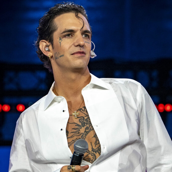 Achille Lauro: “Vivo per un amore impossibile. Come nei grandi poemi, dove l’uomo sfida qualunque cosa per rivivere qualcosa di forte”. Lo stop a X Factor per prepararsi ai tre eventi negli stadi e altri progetti