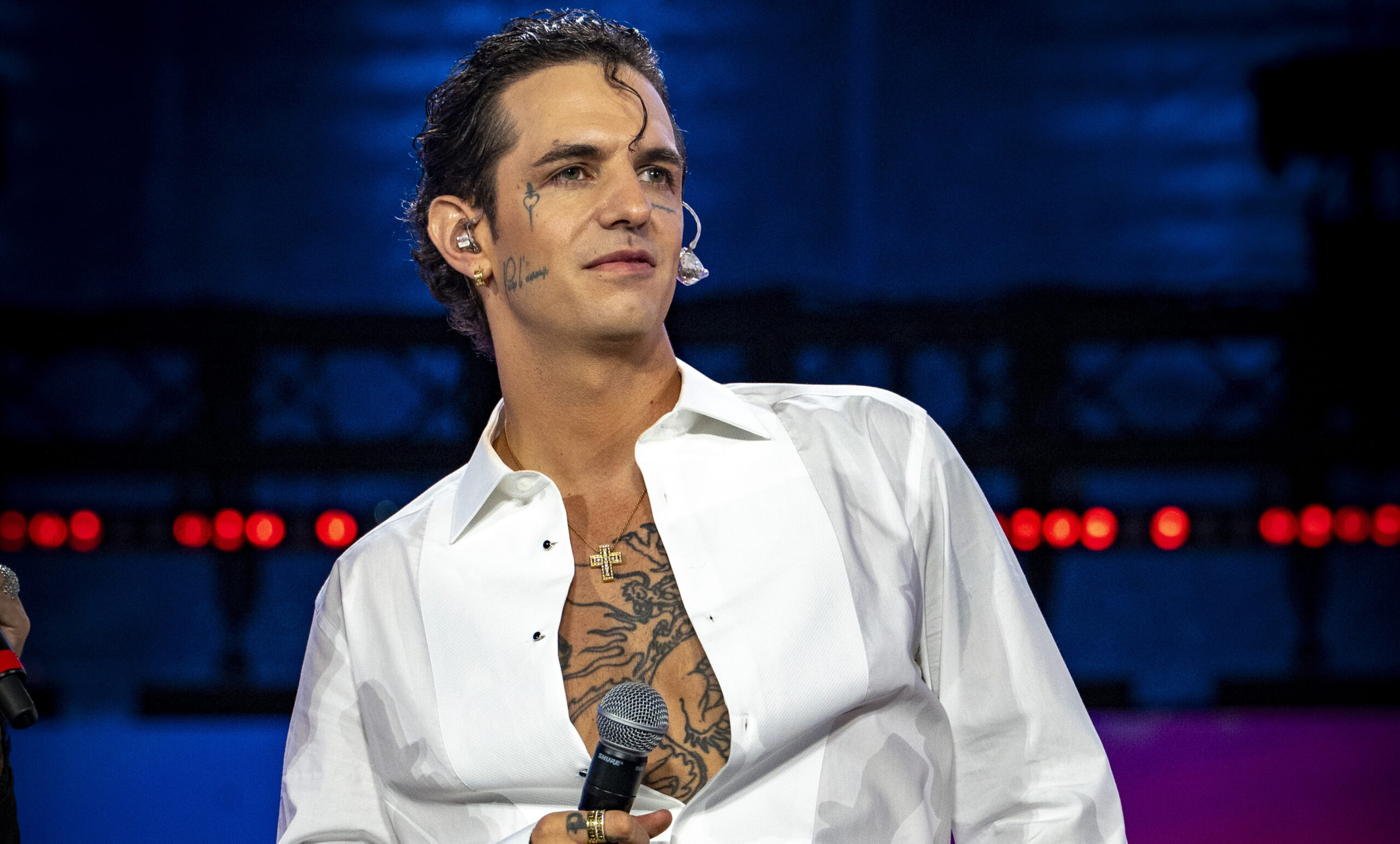 Achille Lauro sul palco durante una performance live