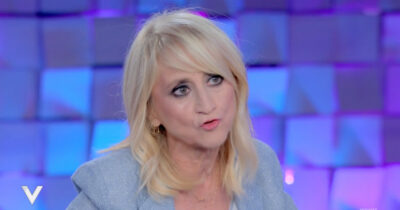 Copertina di “La menopausa è una schifezza, la patata si secca e non dormi più. Con la pancreatite ho perso 6 chili, sembro un ragno schiacciato”: l’ironia di Luciana Littizzetto