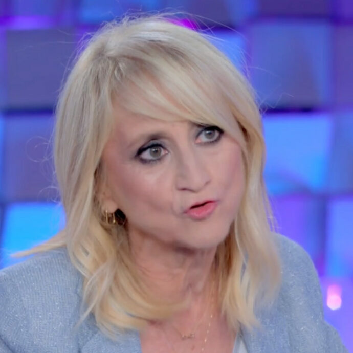 “La menopausa è una schifezza, la patata si secca e non dormi più. Con la pancreatite ho perso 6 chili, sembro un ragno schiacciato”: l’ironia di Luciana Littizzetto