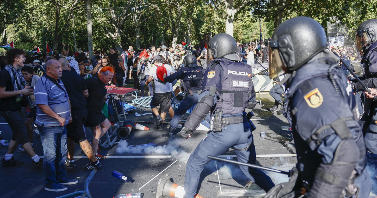 Protesta pro Palestina blocca la Vuelta: scontri nel centro di Madrid, la tappa finale salta