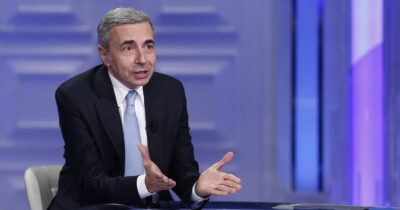 Copertina di Luca Richeldi, il primario patteggia 11 mesi per violenza sessuale. La vittima: “Denunciare sempre e andare avanti”