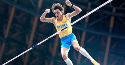 Copertina di Duplantis tocca il cielo: vola a 6 metri e 30, nuovo record del mondo a Tokyo – FOTO