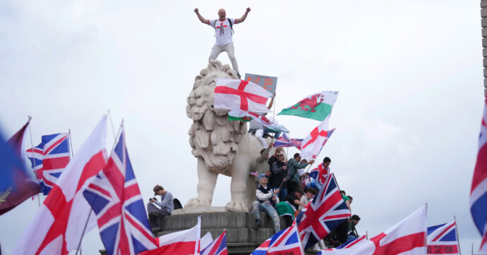 A Londra manifestazione razzista con bandiere inglesi e israeliane: è tempo di aprire gli occhi