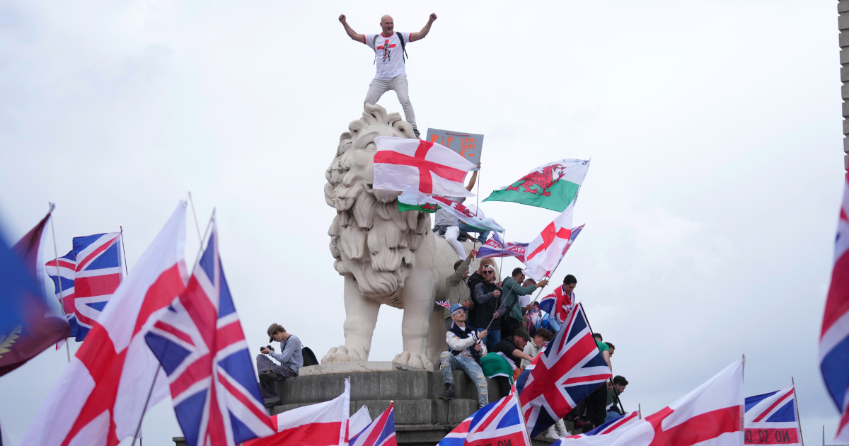 A Londra manifestazione razzista con bandiere inglesi e israeliane: è tempo di aprire gli occhi A Londra manifestazione razzista con bandiere inglesi e israeliane: è tempo di aprire gli occhi