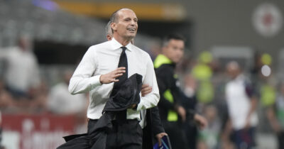 Copertina di Allegri (ri)toglie la giacca e viene espulso dopo la sfuriata con l’arbitro in Milan-Bologna: cosa è successo dopo il rigore tolto