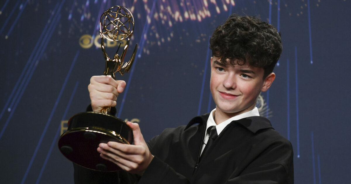 emmy 2025 owen cooper premiato per adolescence 232 il pi249 giovane vincitore di sempre quando ho iniziato a recitare non avrei mai pensato a tutto questo