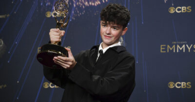 Copertina di Emmy 2025, Owen Cooper premiato per “Adolescence” è il più giovane vincitore di sempre: “Quando ho iniziato a recitare, non avrei mai pensato a tutto questo”