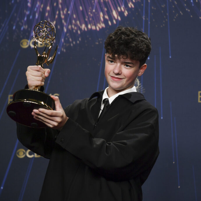 Emmy 2025, Owen Cooper premiato per “Adolescence” è il più giovane vincitore di sempre: “Quando ho iniziato a recitare, non avrei mai pensato a tutto questo”