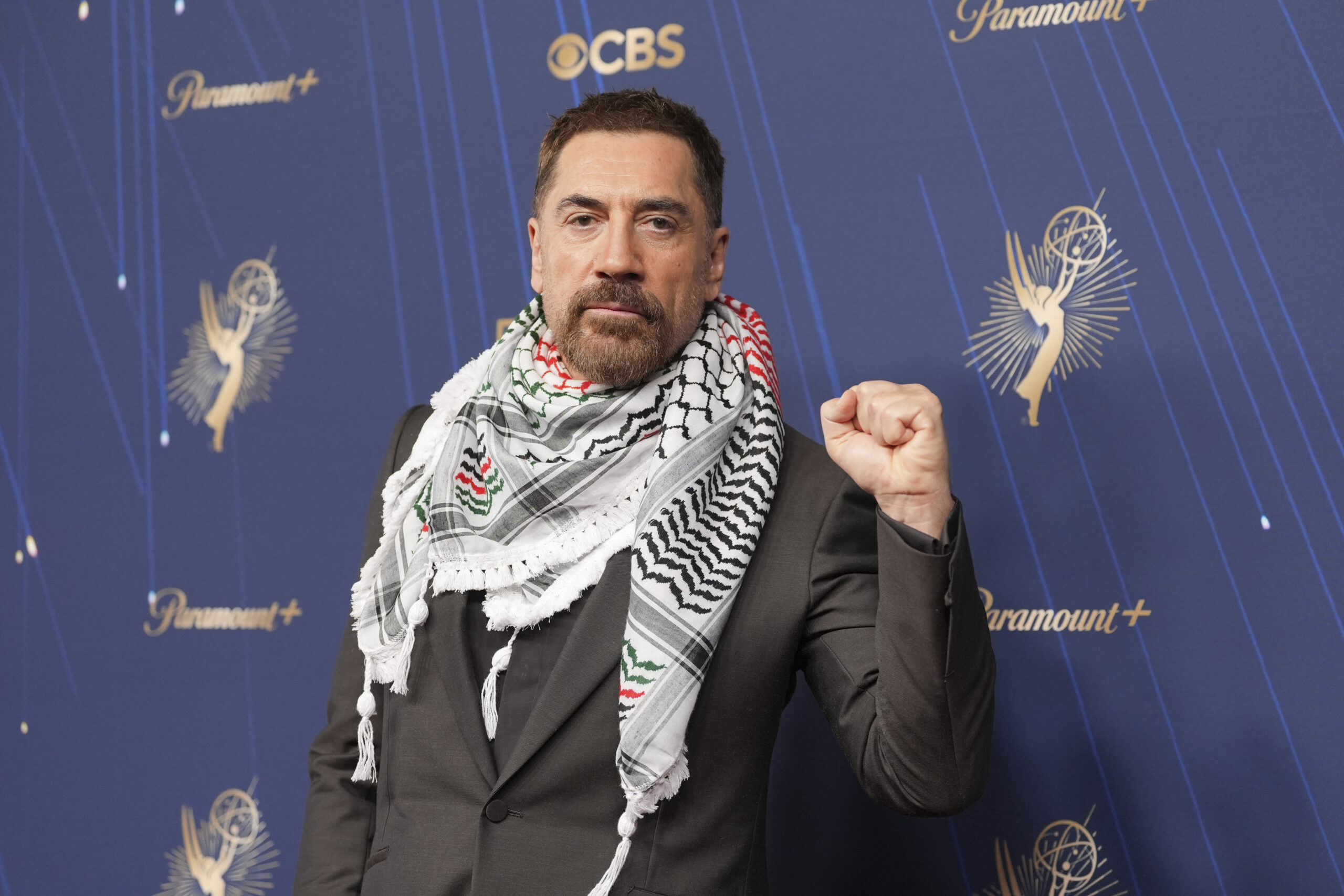 “Non lavoriamo con i complici del genocidio di Gaza”: così Javier Bardem sul red carpet degli Emmy 2025