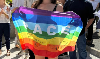 mostra la bandiera della pace con la scritta free gaza presenza non gradita