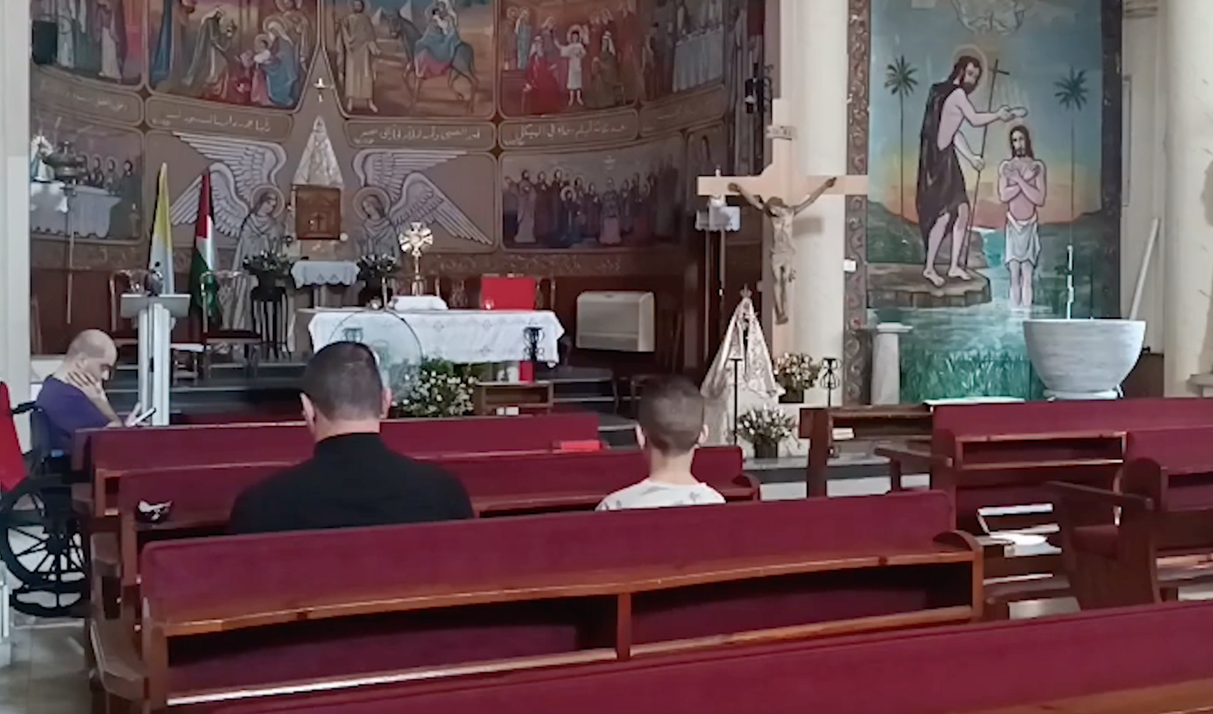 paura nella parrocchia a gaza in chiesa si prega mentre cadono le bombe