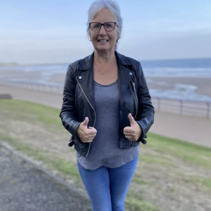 “Sono collassata a casa a 69 anni, ma quando mi sono risvegliata ero convinta di averne 41. Poi la scoperta: avevo un tumore al cervello grande come un pompelmo”. La storia di Glenn