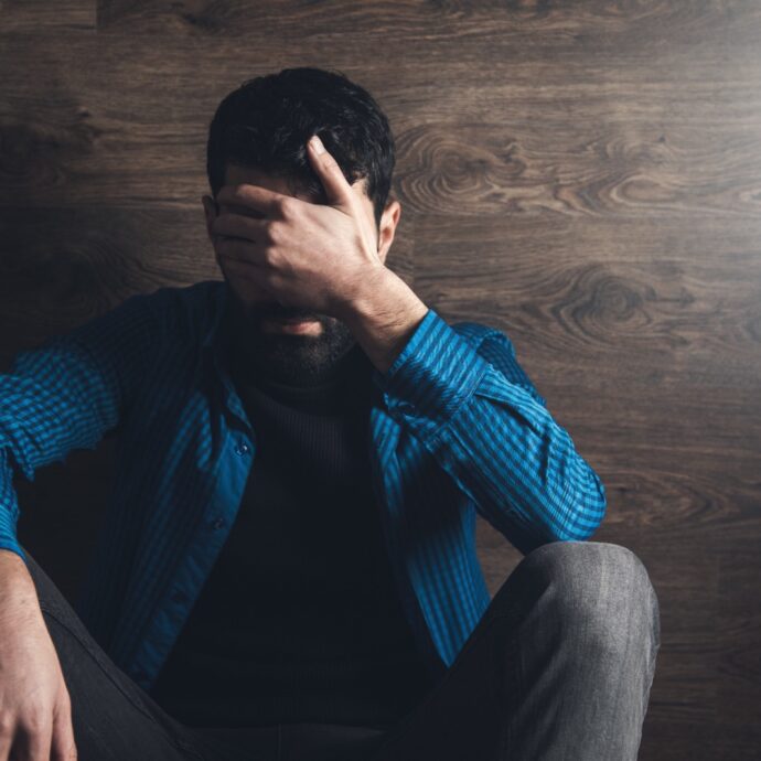 “Ho scoperto quasi per caso che sto sulle pa**e a tutti i miei amici. Sono un cog**one, non capisco il perché”: lo sfogo di un uomo al New York Post