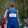 Copertina di Mondiali, Aouani bronzo nella maratona: “Dalle case popolari di Ponte Lambro all’orgoglio del tricolore: papà in cantiere sarà fiero di me”